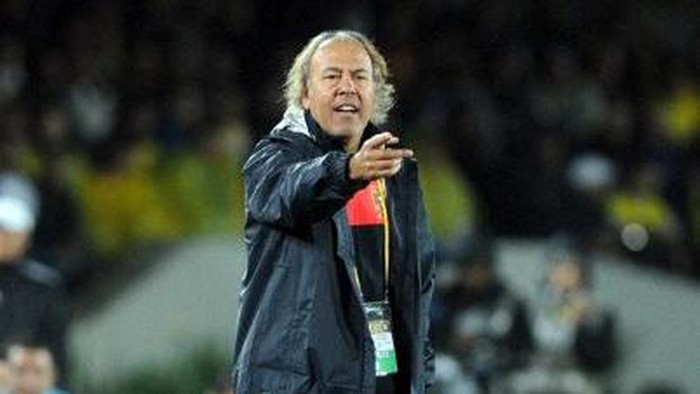 Portugals coach Ilidio Vale gestures during the FIFA 2011 Under-20 World Cup final match against Brazil in Bogota on August 20, 2011. AFP PHOTO / EITAN ABRAMOVICH (Photo by EITAN ABRAMOVICH / AFP)