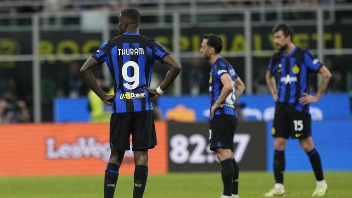 Inter Milan players react after Cagliaris Nicolas Viola, scored his sides second goal during the Italian Serie A soccer match between Inter Milan and Cagliari at the San Siro stadium in Milan, Italy, Sunday, April 14, 2024. (AP Photo/Antonio Calanni)