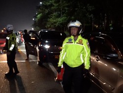 Aksi Kakorlantas Tertibkan Kendaraan yang Berhenti di Bahu Jalan Tol Japek