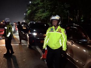 Aksi Kakorlantas Tertibkan Kendaraan yang Berhenti di Bahu Jalan Tol Japek Aksi Kakorlantas Tertibkan Kendaraan yang Berhenti di Bahu Jalan Tol Japek