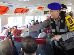 Patroli Arus Balik di Perairan, Kapolda Riau Cek Kapasitas Kapal-Bagikan Cokelat