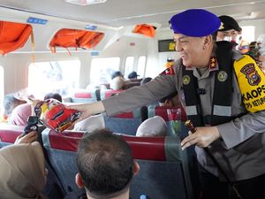 Patroli Arus Balik di Perairan, Kapolda Riau Cek Kapasitas Kapal-Bagikan Cokelat Patroli Arus Balik di Perairan, Kapolda Riau Cek Kapasitas Kapal-Bagikan Cokelat