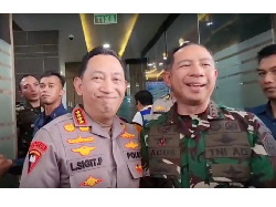 Kapolri-Panglima Rangkulan Respons Brimob dan TNI Bentrok di Sorong