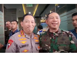 Kapolri-Panglima Rangkulan Respons Brimob dan TNI Bentrok di Sorong Kapolri-Panglima Rangkulan Respons Brimob dan TNI Bentrok di Sorong