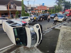 Minibus Terguling di Depan SMKN 1 Ciamis gegara Sopir Ngantuk Berat Minibus Terguling di Depan SMKN 1 Ciamis gegara Sopir Ngantuk Berat