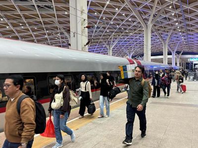 Momen Libur Lebaran, Warga Serbu Kereta Cepat