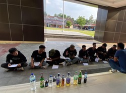 Terciduk Minum Miras, 16 Suporter di Manahan Diamankan Polisi