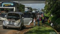 Padatnya Arus Balik Tol Cikampek, Pemudik Istirahat di Bahu Jalan