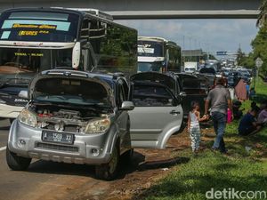 Padatnya Arus Balik Tol Cikampek, Pemudik Istirahat di Bahu Jalan Padatnya Arus Balik Tol Cikampek, Pemudik Istirahat di Bahu Jalan