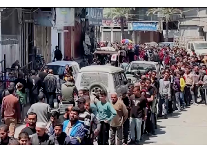 Momen Warga Palestina Antre Beli Roti di Tengah Gempuran Israel