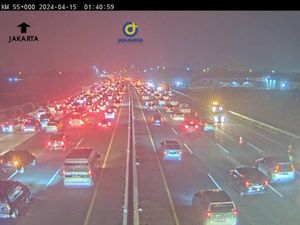 Hingga Tengah Malam, Tol Japek Arah Jakarta Masih Macet Hingga Tengah Malam, Tol Japek Arah Jakarta Masih Macet