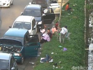 Rest Area Padat, Pemudik Terpaksa Istirahat di Bahu Jalan Tol Cikampek Rest Area Padat, Pemudik Terpaksa Istirahat di Bahu Jalan Tol Cikampek