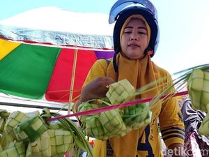 Warga Kota Pasuruan Mulai Berburu Kulit Ketupat di Pasar Besar Warga Kota Pasuruan Mulai Berburu Kulit Ketupat di Pasar Besar
