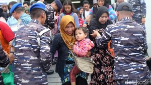 Pemudik dengan Kapal Perang Kembali ke Jakarta