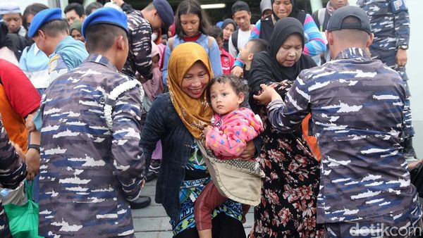 Pemudik dengan Kapal Perang Kembali ke Jakarta