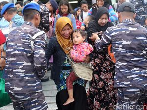 Pemudik dengan Kapal Perang Kembali ke Jakarta