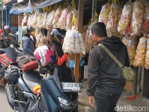 Kerupuk Melarat Jadi Primadona Saat Arus Balik di Pantura Cirebon Kerupuk Melarat Jadi Primadona Saat Arus Balik di Pantura Cirebon