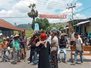 Kesal Harga Jagung Turun Terus, Warga Tutup Jalan Perbatasan Bima-Dompu