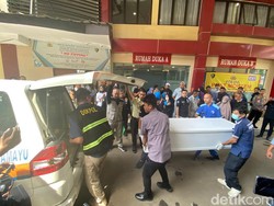 Tangis Keluarga Pecah Saat Penyerahan 12 Jenazah Korban Kecelakaan Km 58 Japek