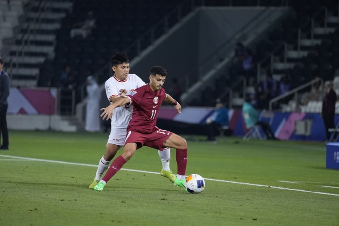 Indonesia tertinggal 0-1 dari Qatar di babak pertama laga penyisihan Grup A Piala Asia U-23 2024. Penalti Khaled Ali jelang turun minum menjadi pembeda kedua tim, Senin (15/4/2024).