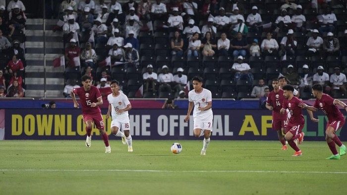 Indonesia tertinggal 0-1 dari Qatar di babak pertama laga penyisihan Grup A Piala Asia U-23 2024. Penalti Khaled Ali jelang turun minum menjadi pembeda kedua tim, Senin (15/4/2024).
