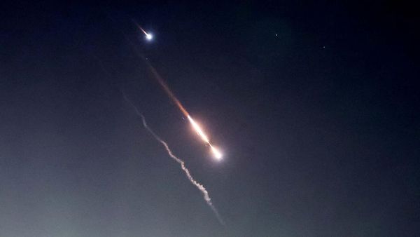 Potret Iran Hujani Israel dengan Rudal