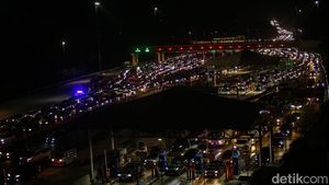 Potret Kemacetan Panjang di GT Cikampek Utama Saat Puncak Arus Balik