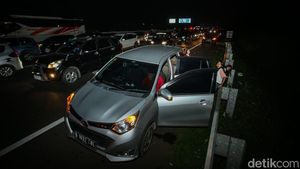 Potret Pemudik Istirahat di Bahu Tol Imbas Macet-Rest Area Penuh