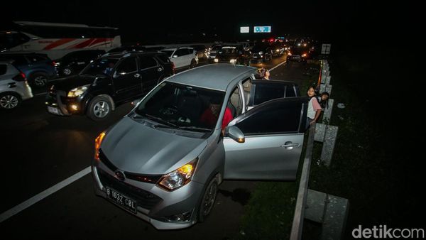 Potret Pemudik Istirahat di Bahu Tol Imbas Macet-Rest Area Penuh