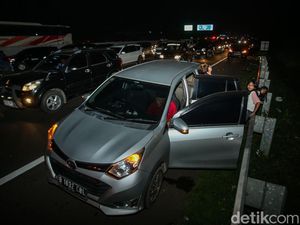 Potret Pemudik Istirahat di Bahu Tol Imbas Macet-Rest Area Penuh Potret Pemudik Istirahat di Bahu Tol Imbas Macet-Rest Area Penuh