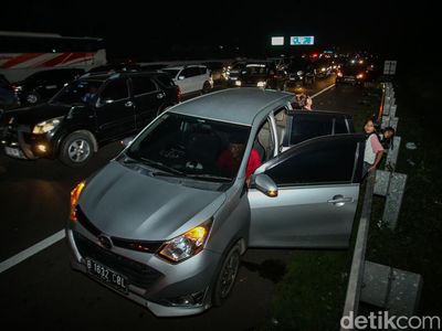 Potret Pemudik Istirahat di Bahu Tol Imbas Macet-Rest Area Penuh