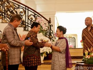 HUT ke-65, Titiek Beri Potongan Tumpeng Kedua untuk Prabowo HUT ke-65, Titiek Beri Potongan Tumpeng Kedua untuk Prabowo