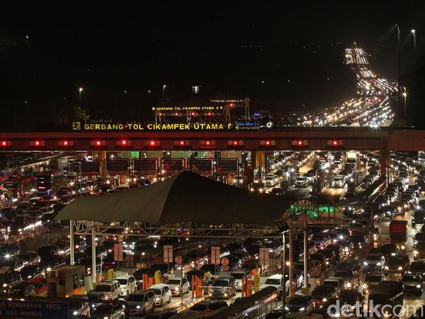 Puncak Arus Balik, Kendaraan Mengular Kian Padat di GT Cikatama