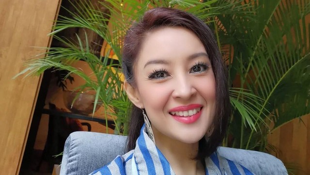 Update Informasi Selebriti InsertLive : Masih Lajang di Usia 45 Tahun, Putri Patricia Bantah Tutup Diri untuk Menikah