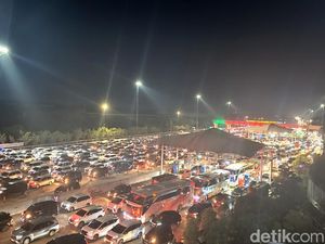 Puncak Arus Balik, Antrean Kendaraan Mengular di GT Cikampek Malam Ini Puncak Arus Balik, Antrean Kendaraan Mengular di GT Cikampek Malam Ini