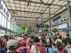 Hari Terakhir Cuti Lebaran, Stasiun Pasar Senen Dipadati Pendatang-Pemudik