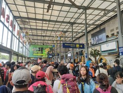 Hari Terakhir Cuti Lebaran, Stasiun Pasar Senen Dipadati Pendatang-Pemudik