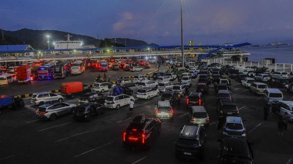 Suasana Puncak Arus Balik di Pelabuhan Merak