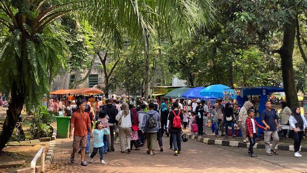 Suasana Ragunan pada Senin (15/4/2024)-(Devi/detikcom)