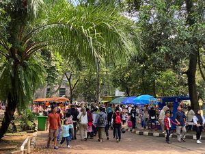 Hari Terakhir Cuti Lebaran, Ida Carter Angkot Bawa Cucu Wisata ke Ragunan