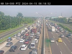 Puncak Arus Balik, Lalin Tol Cikampek Arah Jakarta Macet di Sejumlah Titik