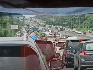 Lalin Tol Layang MBZ Arah Cikampek Macet Parah Imbas Contraflow