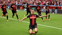Kemenangan itu mengantarkan Leverkusen mengukir 79 poin dari 29 laga. Perolehan angka mereka tak akan bisa lagi dikejar Bayern, yang tertinggal 16 poin, dengan lima pekan tersisa.