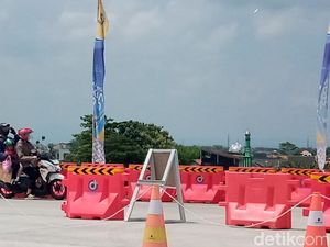 Duh! Emak-emak Pemotor Nekat Terobos Tol Fungsional Solo-Jogja