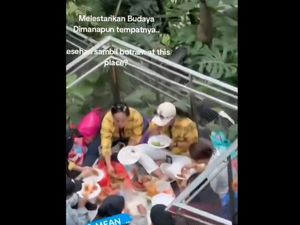 Waduh! Emak-emak Makan Lesehan di Jewel Changi Airport Singapura Waduh! Emak-emak Makan Lesehan di Jewel Changi Airport Singapura