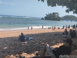 Libur Lebaran, Ribuan Wisatawan Padati Pantai Balekambang Malang