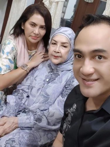 5 Potret Ferry Irawan Rayakan Lebaran Bareng Eks Istri Anggia Novita