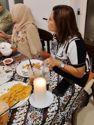 5 Potret Ferry Irawan Rayakan Lebaran Bareng Eks Istri Anggia Novita