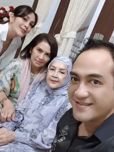 5 Potret Ferry Irawan Rayakan Lebaran Bareng Eks Istri Anggia Novita