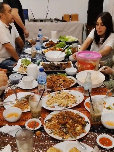 5 Potret Ferry Irawan Rayakan Lebaran Bareng Eks Istri Anggia Novita